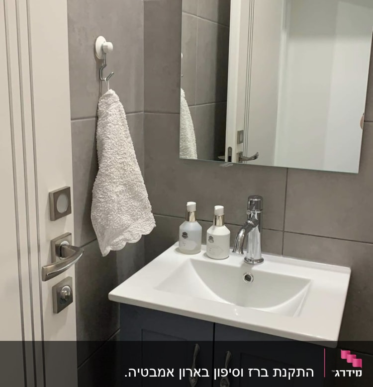 Bathroom sink with faucet and mirror above